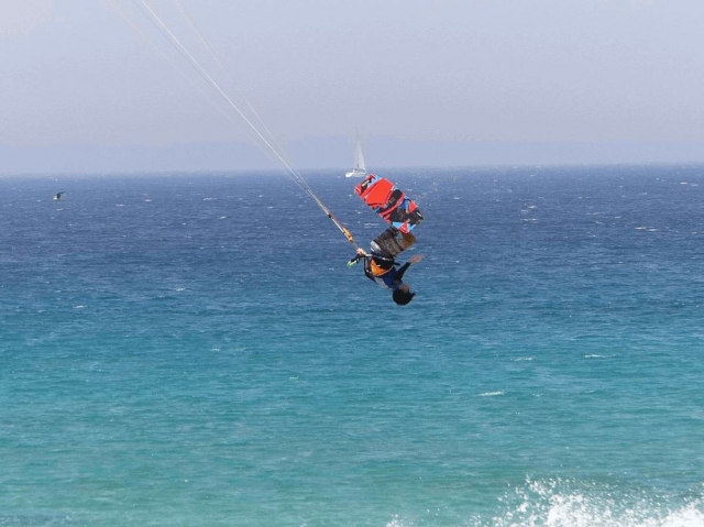 Girando  en la tabla de kite